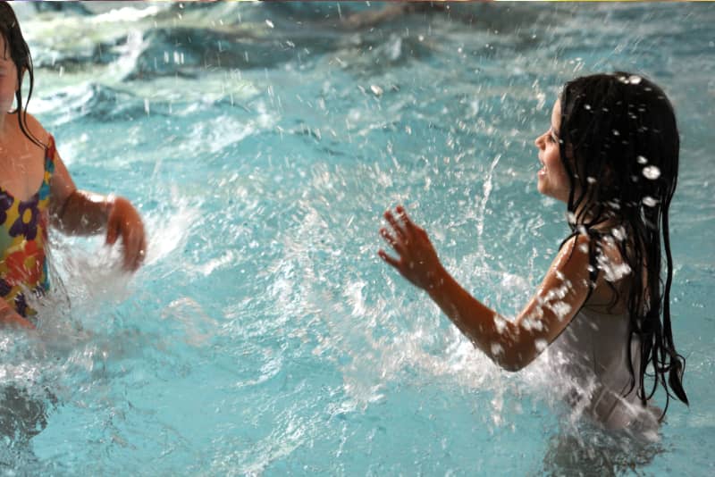 Plantschen im Wasser Tagesstätte Arche