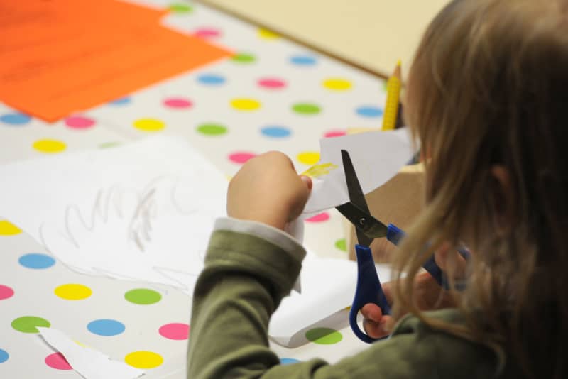 Schneiden mit blauer Schere Schule